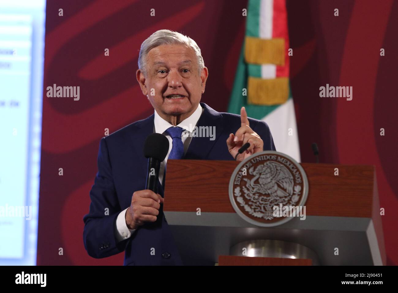 Città del Messico, Città del Messico, Messico. 18th maggio 2022. Il presidente della MexicoÃs Andres Manuel Lopez Obrador gestisce mentre parla durante la sua conferenza briefing quotidiana per rispondere alle domande dei media al Palazzo Nazionale. Il 15 maggio 2022 a Città del Messico, Messico. (Credit Image: © Ismael Rosas/eyepix via ZUMA Press Wire) Foto Stock