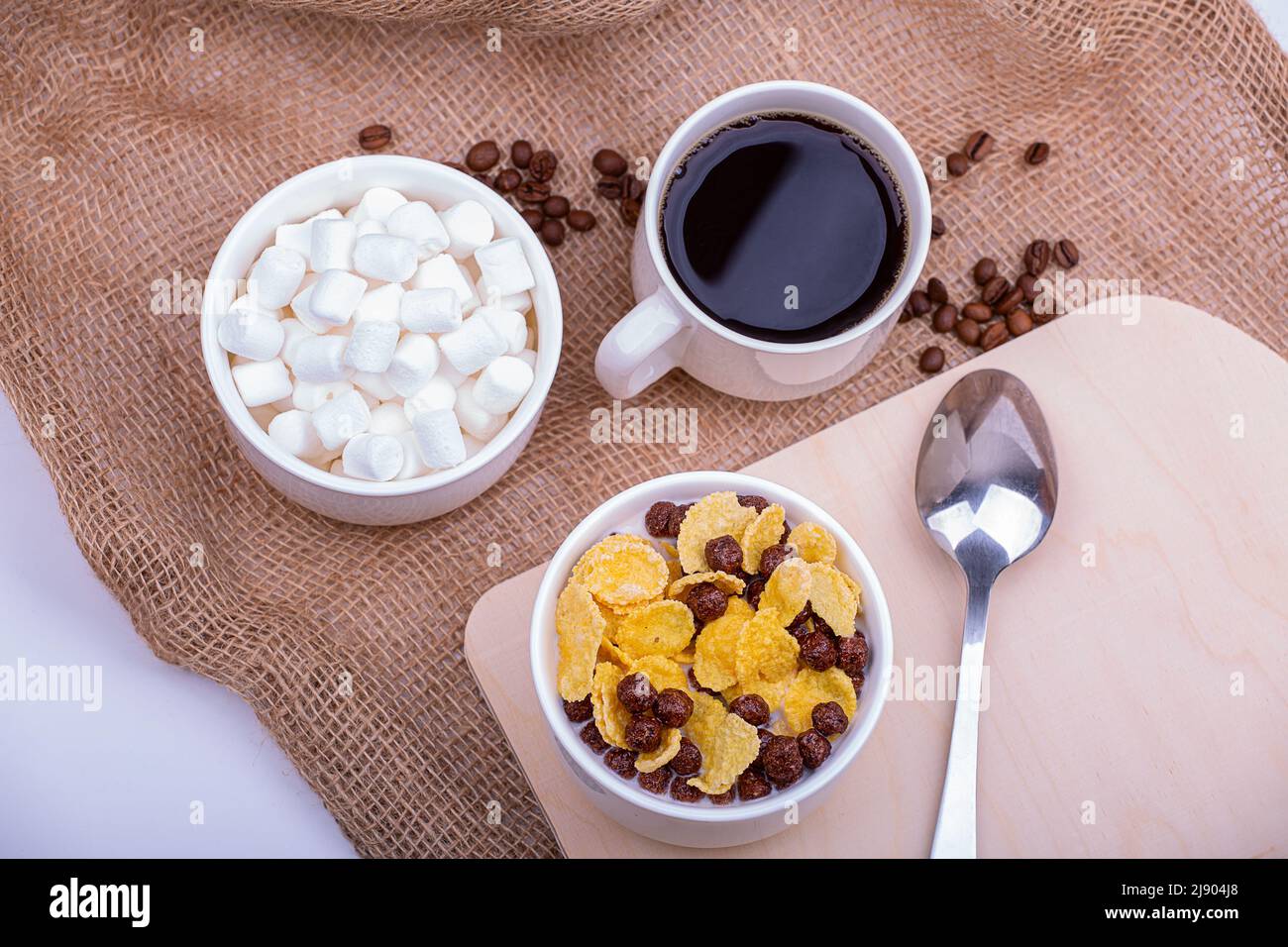 Colazione leggera. Cereali con latte e caffè con marshmallows Foto Stock