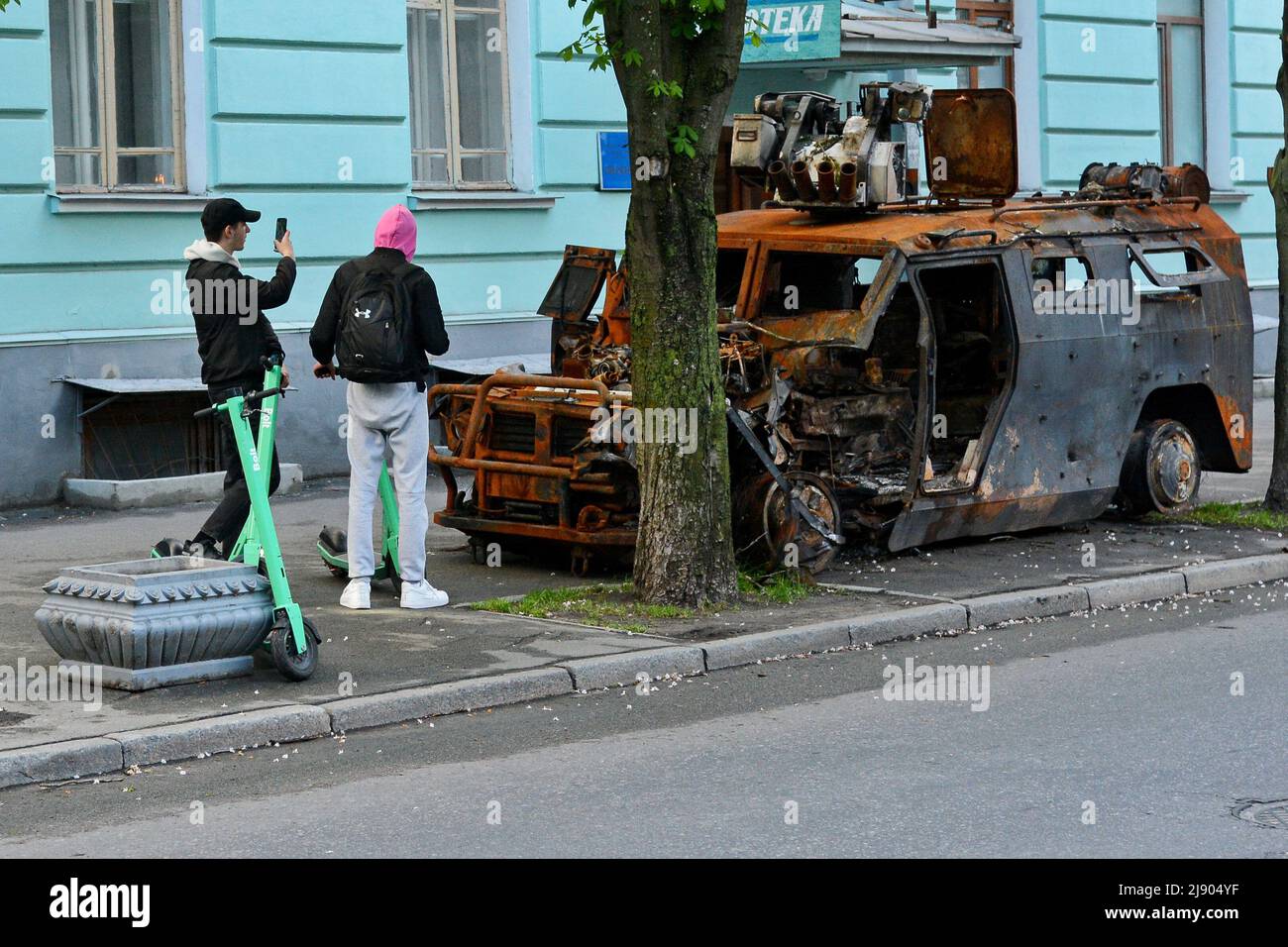 Kiev, Ucraina. 18th maggio 2022. I pedoni fotografano il portatore di personale corazzato BTR-82A delle forze armate russe nel museo militare di Kyiv, distrutto all'aeroporto Antonov di Gostomel. La Russia ha invaso l'Ucraina il 24 febbraio 2022, scatenando il più grande attacco militare in Europa dalla seconda guerra mondiale Credit: SOPA Images Limited/Alamy Live News Foto Stock