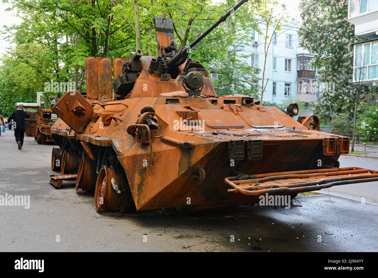 Kiev, Ucraina. 18th maggio 2022. Corazzato portatore BTR-82A delle forze armate russe nel museo militare di Kyiv, distrutto all'aeroporto Antonov di Gostomel. La Russia ha invaso l'Ucraina il 24 febbraio 2022, scatenando il più grande attacco militare in Europa dalla seconda guerra mondiale Credit: SOPA Images Limited/Alamy Live News Foto Stock