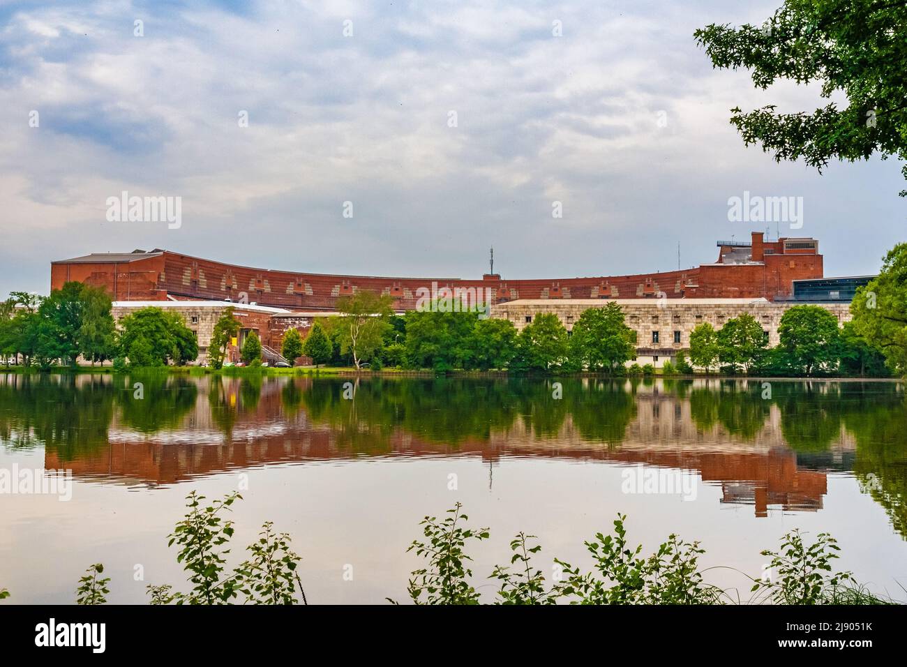 Vista panoramica del Centro di documentazione e della Sala dei Congressi sull'ex rally del partito nazista con il laghetto creato artificialmente... Foto Stock
