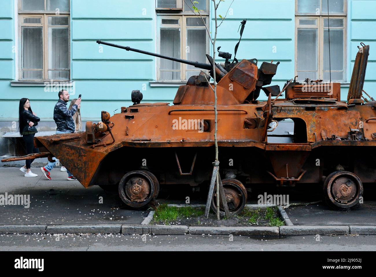 Kiev, Ucraina. 18th maggio 2022. I pedoni fotografano il portatore di personale corazzato BTR-82A delle forze armate russe nel museo militare di Kyiv, distrutto all'aeroporto Antonov di Gostomel. La Russia ha invaso l'Ucraina il 24 febbraio 2022, scatenando il più grande attacco militare in Europa dalla seconda guerra mondiale Credit: SOPA Images Limited/Alamy Live News Foto Stock