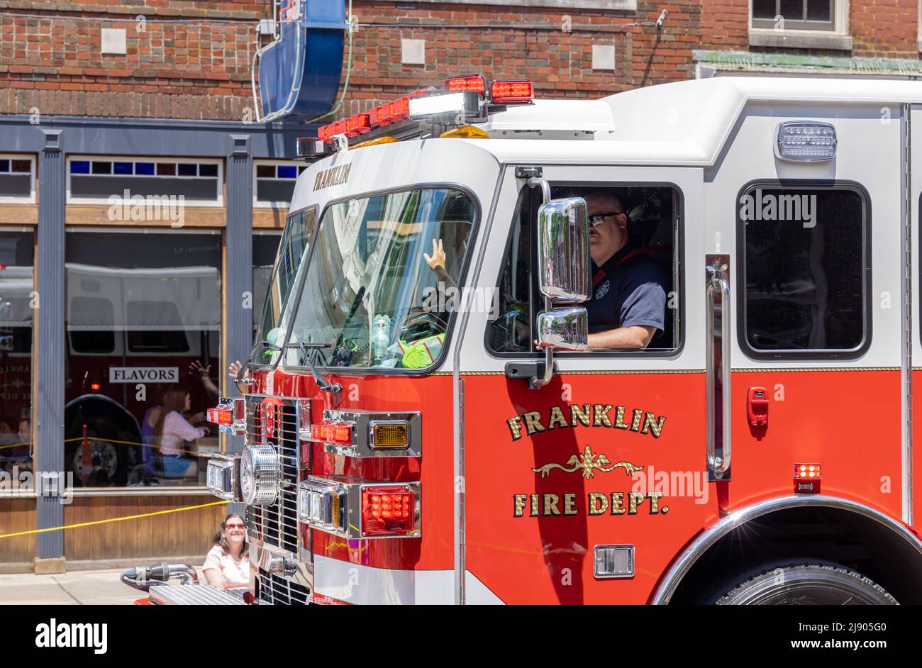 Immagine dettagliata di un vigile del fuoco in un camion dei vigili del fuoco Franklin Fire Dept Foto Stock