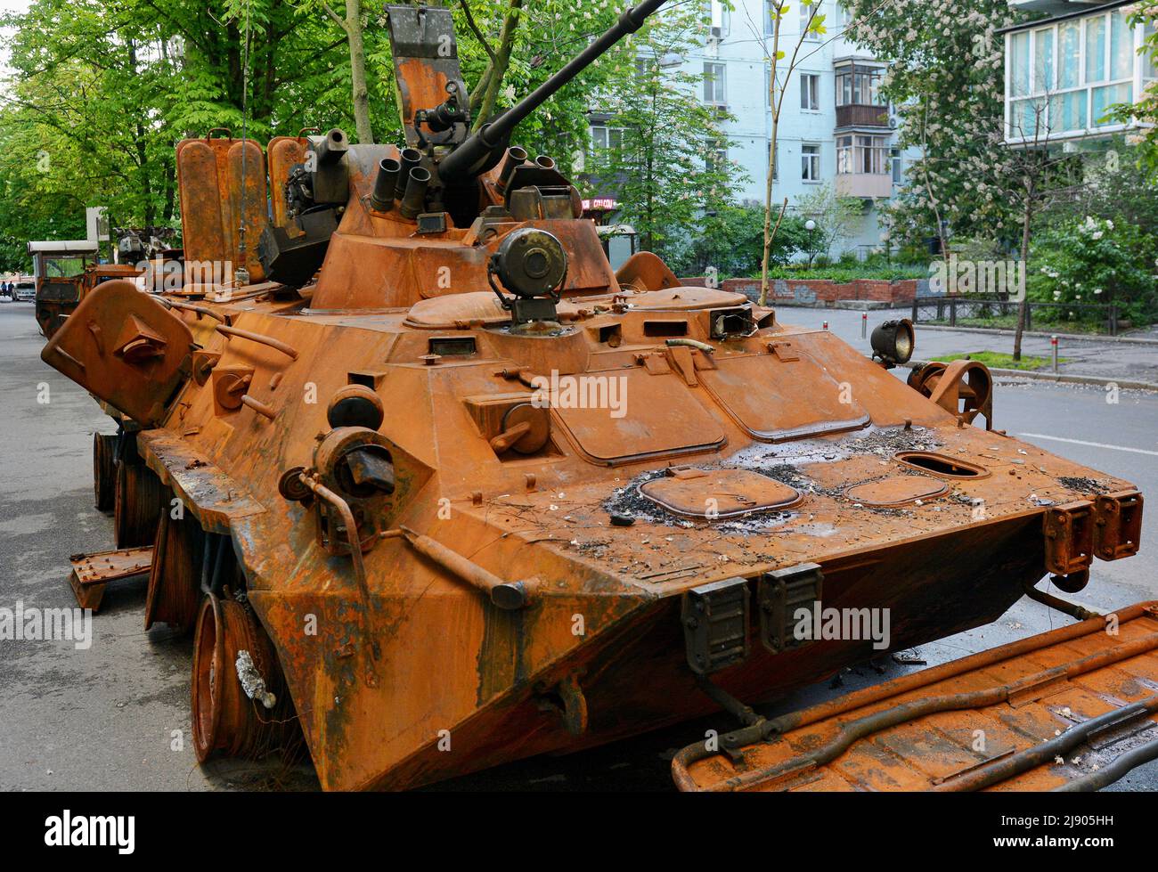 Kiev, Ucraina. 18th maggio 2022. Corazzato portatore BTR-82A delle forze armate russe nel museo militare di Kyiv, distrutto all'aeroporto Antonov di Gostomel. La Russia ha invaso l'Ucraina il 24 febbraio 2022, scatenando il più grande attacco militare in Europa dalla seconda guerra mondiale (Foto di Aleksandr Gusev/SOPA Images/Sipa USA) Credit: Sipa USA/Alamy Live News Foto Stock