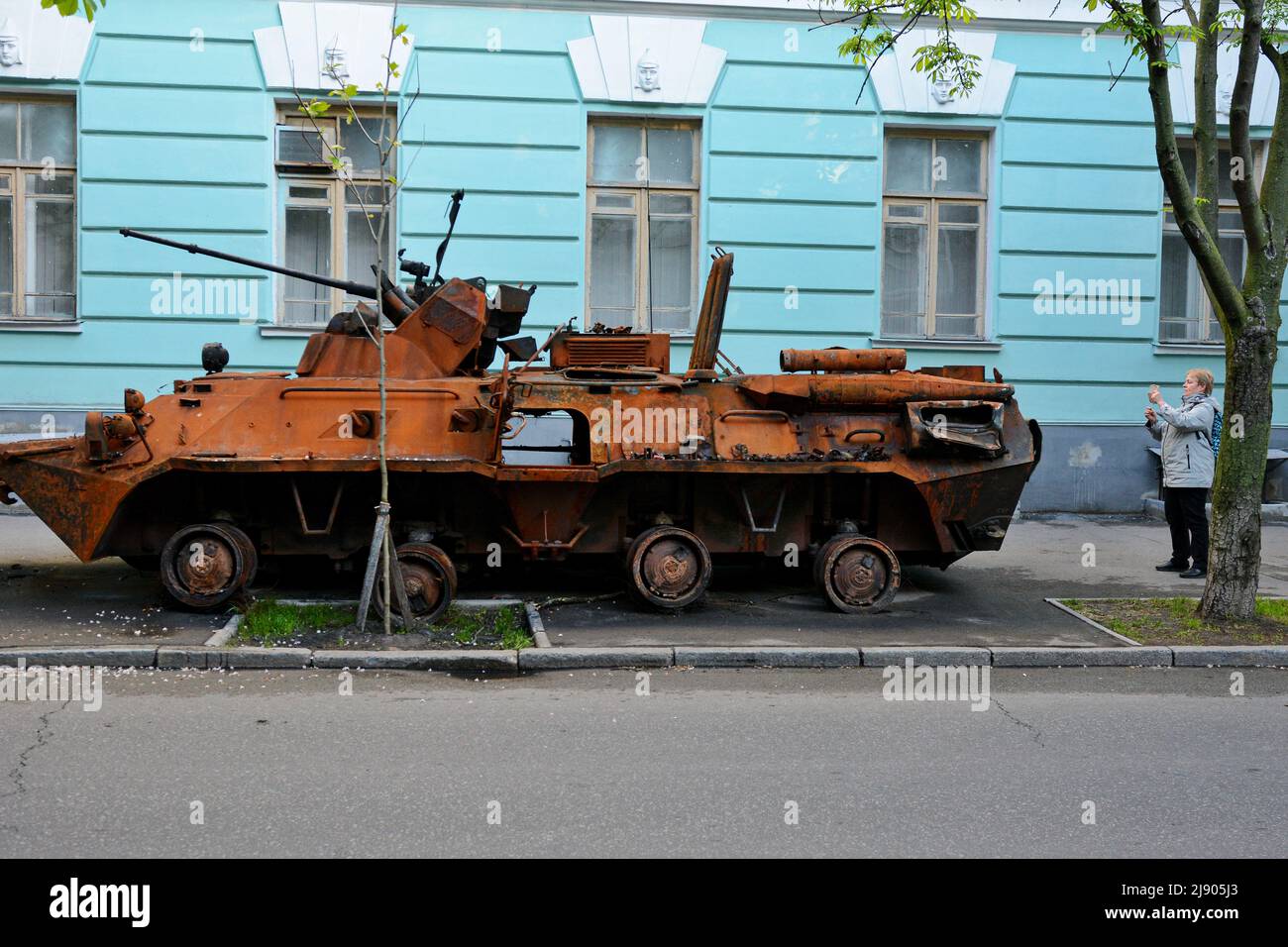 Kiev, Ucraina. 18th maggio 2022. Corazzato portatore BTR-82A delle forze armate russe nel museo militare di Kyiv, distrutto all'aeroporto Antonov di Gostomel. La Russia ha invaso l'Ucraina il 24 febbraio 2022, scatenando il più grande attacco militare in Europa dalla seconda guerra mondiale (Foto di Aleksandr Gusev/SOPA Images/Sipa USA) Credit: Sipa USA/Alamy Live News Foto Stock