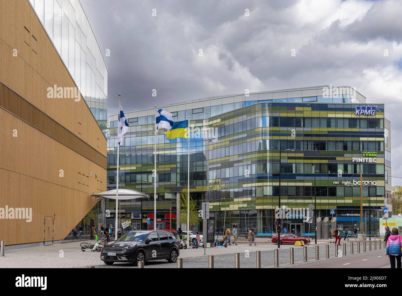 Bandiere finlandesi e ucraine battenti di fronte alla biblioteca principale di Helsinki Foto Stock