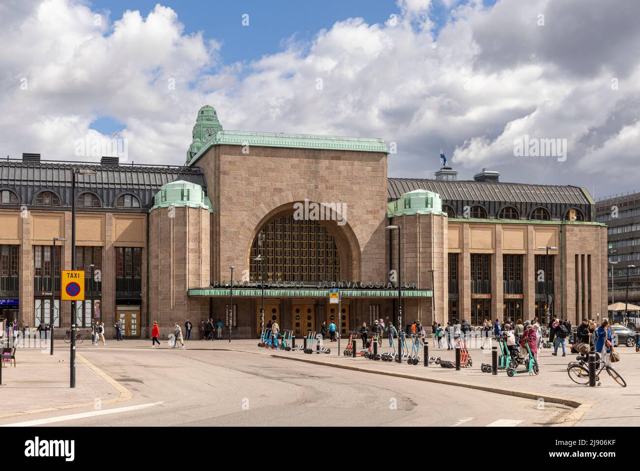 La stazione ferroviaria di Helsinki e i viaggiatori occasionali in primavera Foto Stock