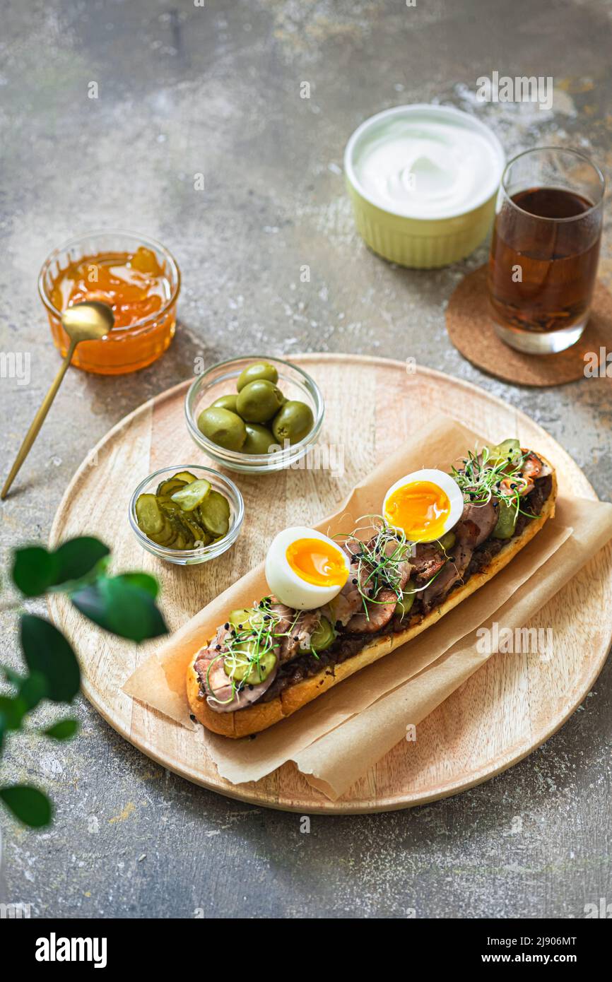 Sandwich fatto in casa con tacchino, sottaceti e uova per colazione, spazio copia Foto Stock