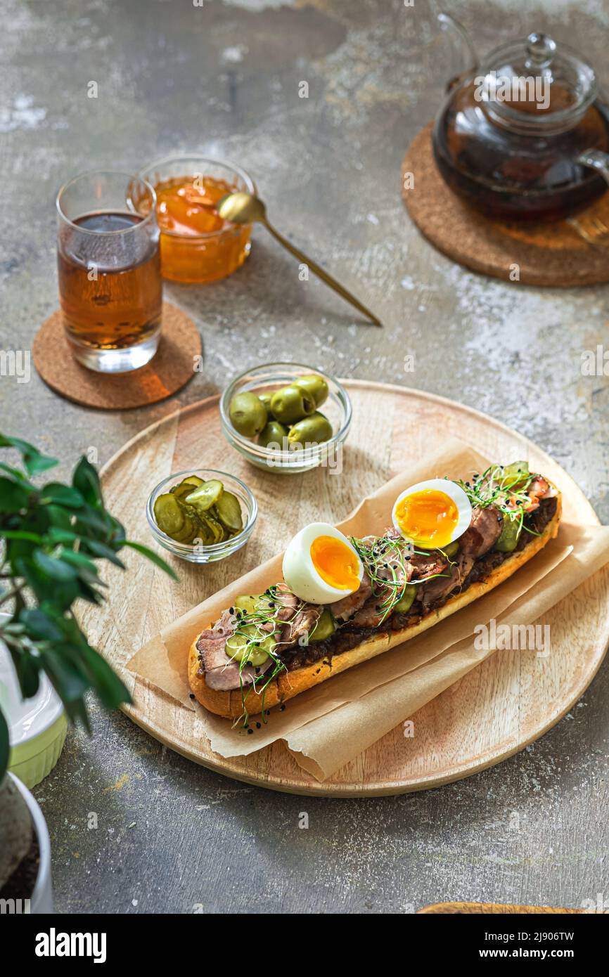 Sandwich fatto in casa con tacchino, sottaceti e uova per colazione, spazio copia Foto Stock