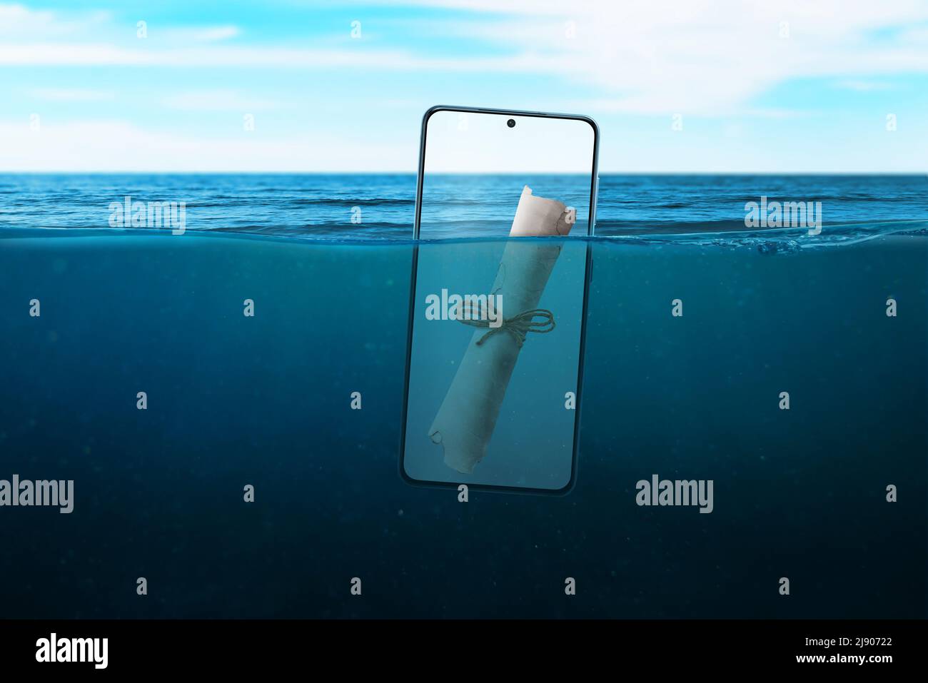 Telefono come un messaggio in una bottiglia in mare concetto. Il telefono galleggia in mare. Sul display viene visualizzato il messaggio carta esaurita. Il concetto di messaggistica Foto Stock