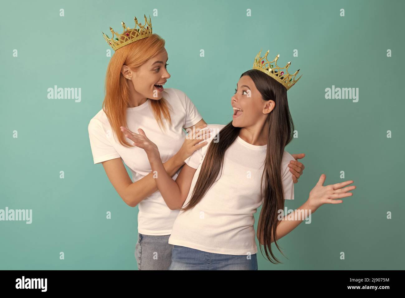 Essere dentro per sorpresa. Sorpresa madre guardare figlia bambino. Festa a sorpresa. È incredibile. Foto Stock