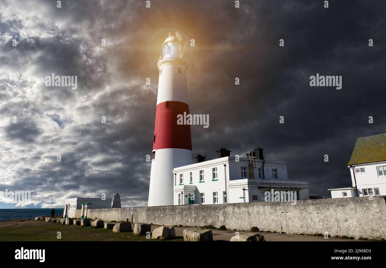 Portland Bill Lighthouse con Skys tempestoso a Portland Bill, sull'isola di Portland, Dorset, Inghilterra. Foto Stock