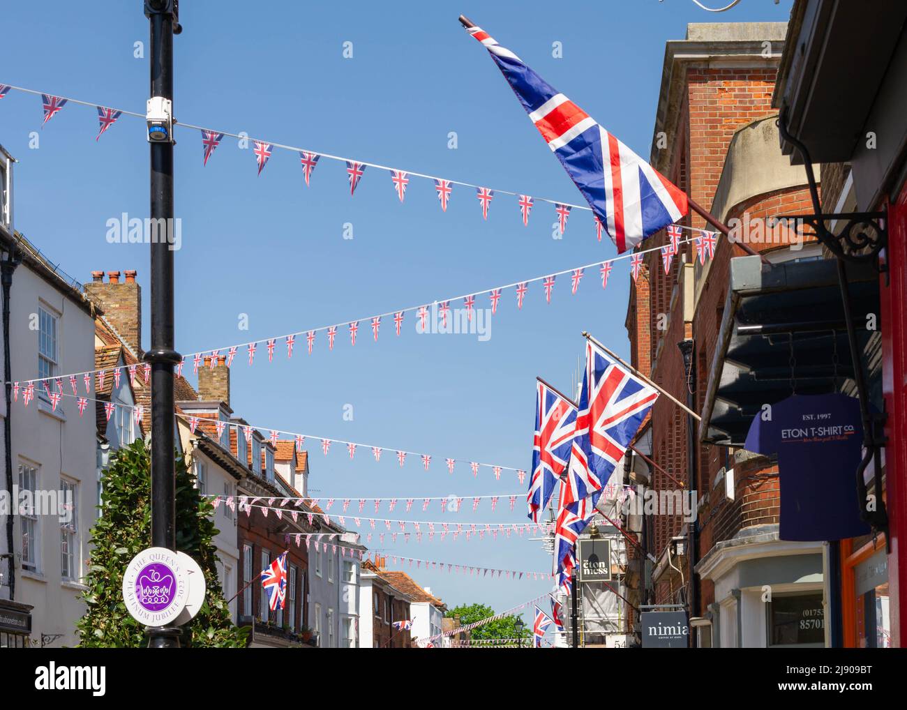 High Street Eton, preparandosi per le celebrazioni del Platinum Jubilee della Regina Foto Stock