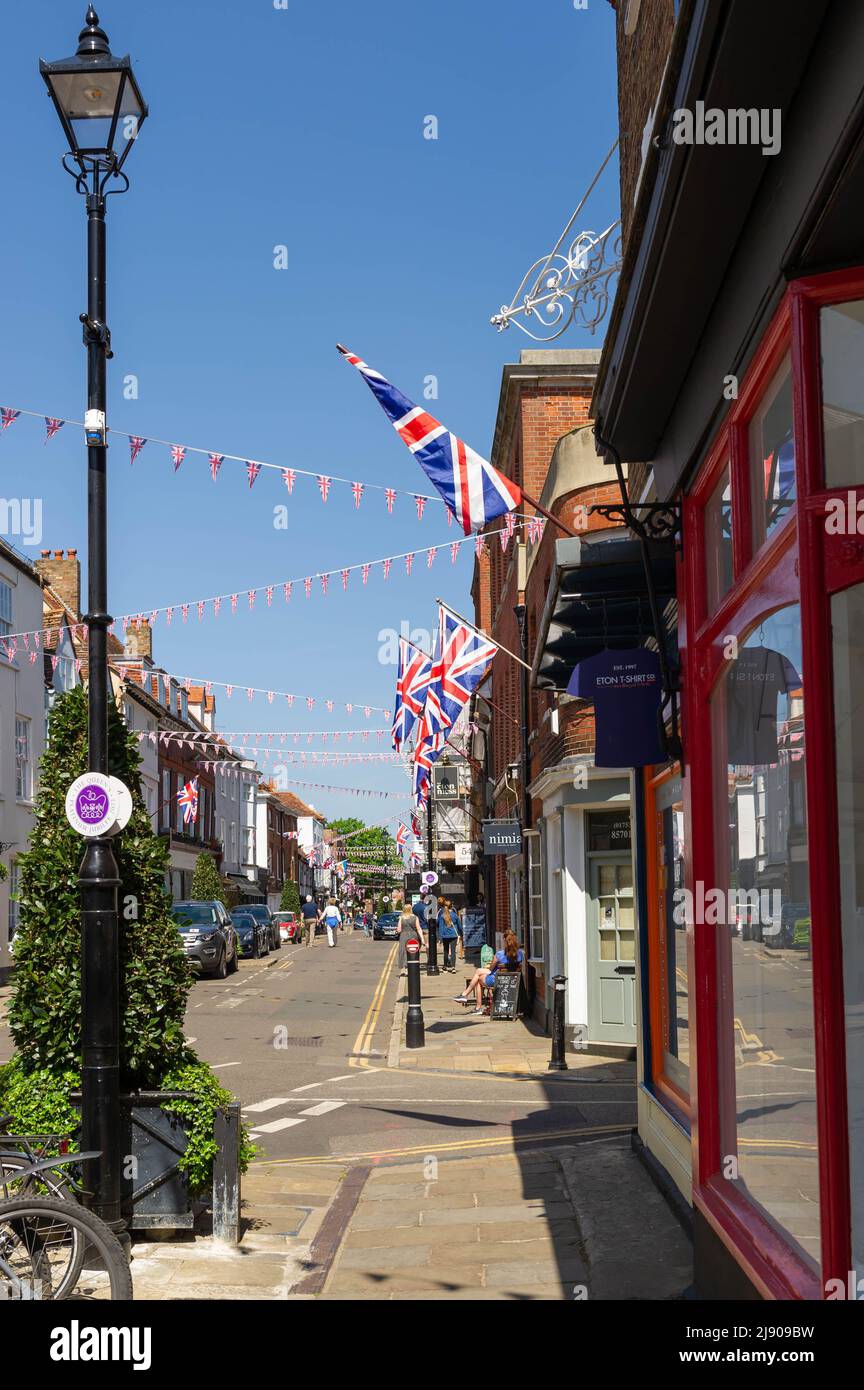 High Street Eton, preparandosi per le celebrazioni del Platinum Jubilee della Regina Foto Stock