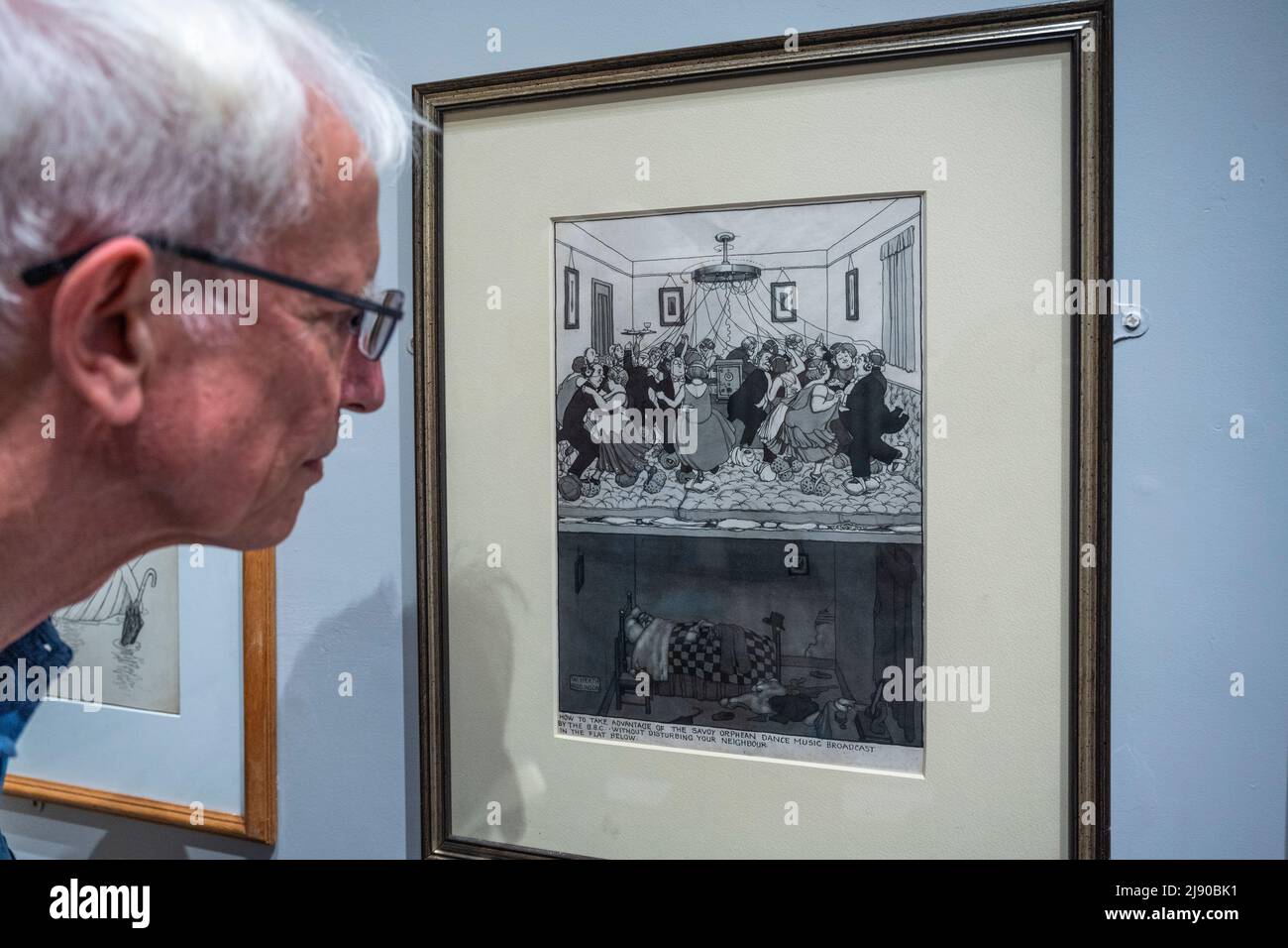 Londra, Regno Unito. 19 maggio 2022. Geoffrey Beare, curatore, vede 'come trarre vantaggio dalla musica dance dei Savoy Orpheans trasmessa dalla BBC senza disturbare il vostro vicino nell'appartamento sottostante', 1928, Di William Heath Robinson in anteprima di una nuova mostra “The Humor of William Heath Robinson” al museo Heath Robinson di Pinner, a nord-ovest di Londra. La mostra, che si svolge dal 21 maggio al 4 settembre 2022, celebra l’opera dell’artista e, il 31 maggio 2022, il 150th° anniversario della sua nascita. Credit: Stephen Chung / Alamy Live News Foto Stock