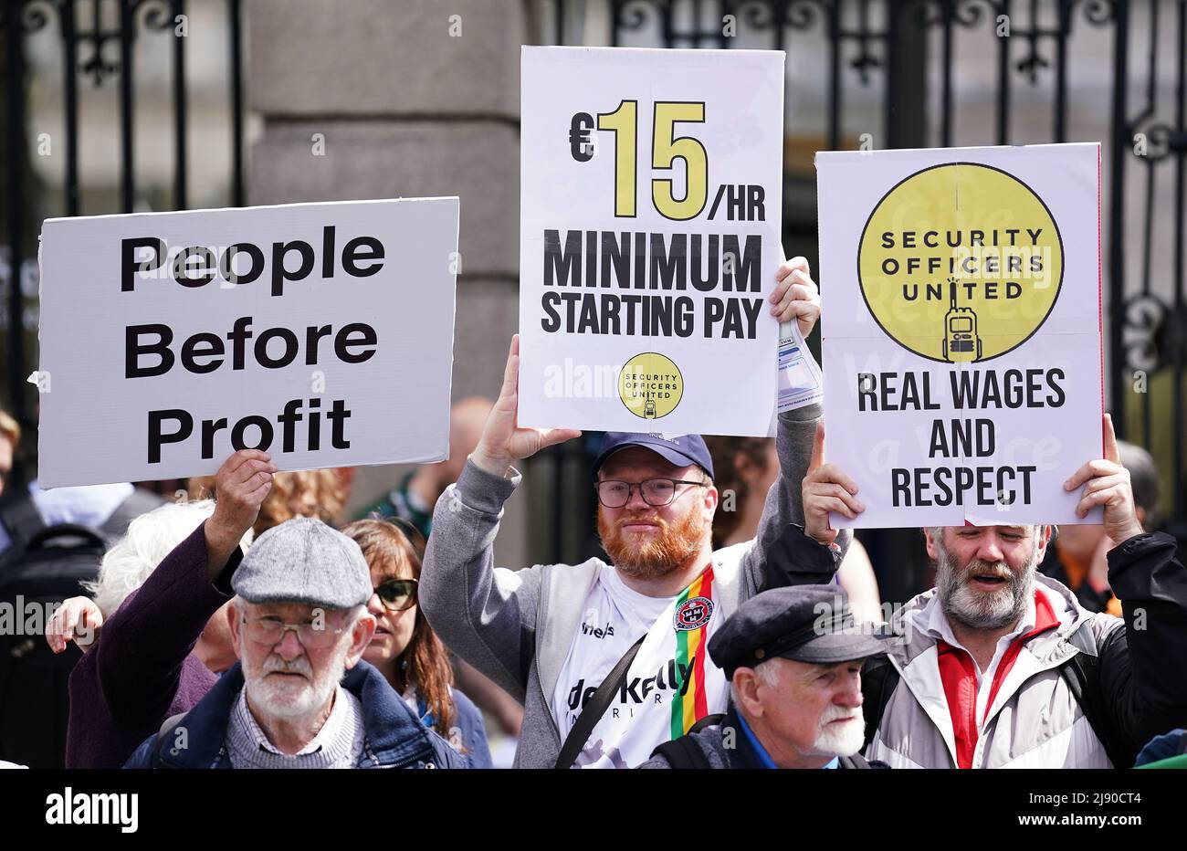 La gente partecipa a una protesta organizzata dal cost of Living Coalition fuori dalla Leinster House, Dublino. Data immagine: Giovedì 19 maggio 2022. Foto Stock