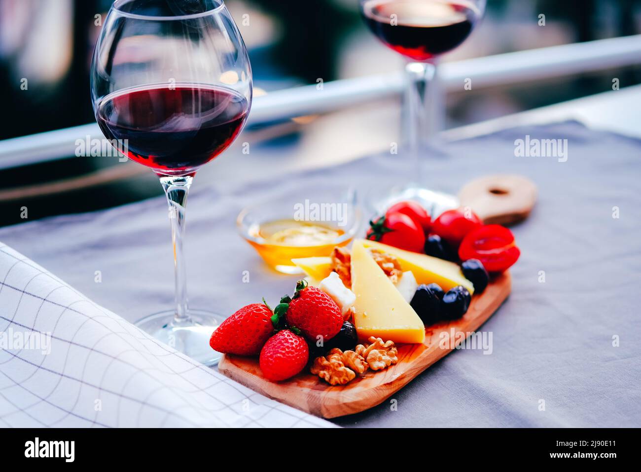 Due bicchieri di piatto di vino e formaggio. Aperetif. Foto Stock