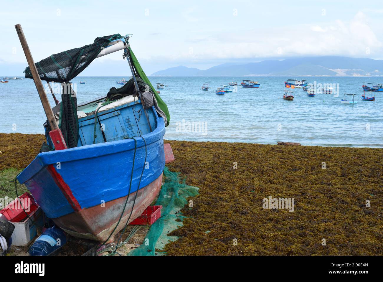 Molte barche da pesca nel mare della Cina meridionale di Nha Trang Vietnam Foto Stock