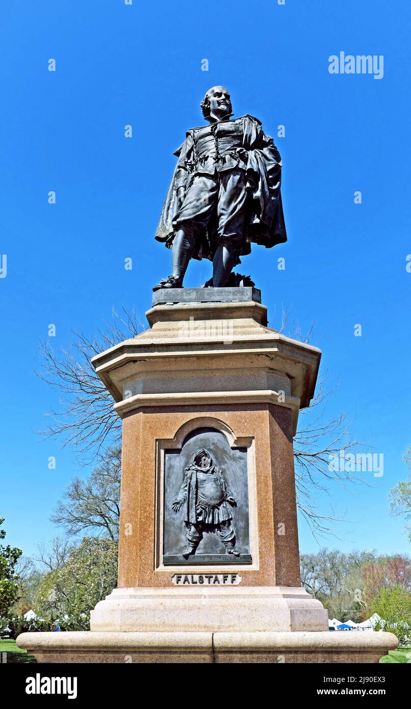 Dedicato nel 1878, William Shakespeare in cima al monumento con una rappresentazione in bronzo di Sir John Falstaff a Tower Grove Park, St Louis, Missouri. Foto Stock