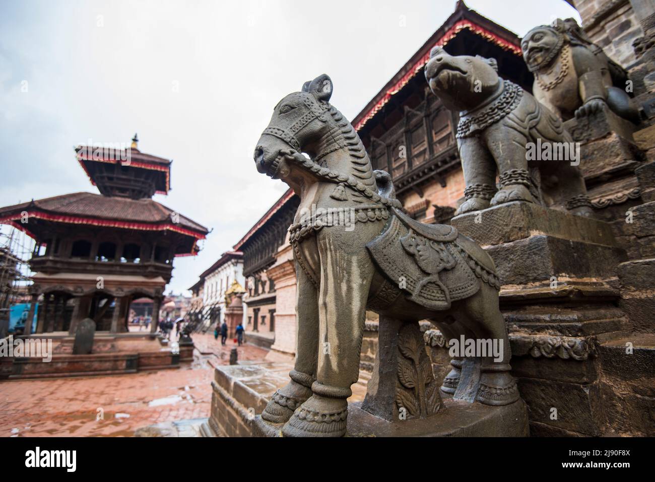 Kathmandu, Nepal - 10 maggio 2022: Piazza Durbar Bhaktapur è il palazzo reale dell'antico regno di Bhaktapur ed è dichiarato patrimonio dell'umanità dell'UNESCO Foto Stock