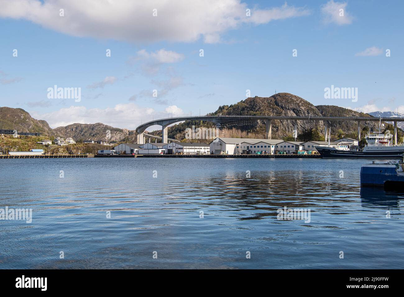 Måløy è una città del comune di Kinn nella contea di Vestland, Norvegia, situata sul lato sud-orientale dell'isola di Vågsøy, nella roccia di Kannesteinen Foto Stock