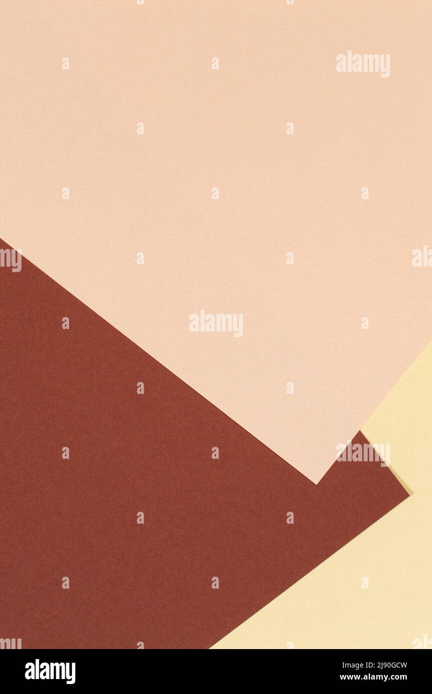 Carte a colori geometria composizione verticale sfondo con toni giallo beige e marrone. Tonalità desaturate colorate in terra neutra Foto Stock