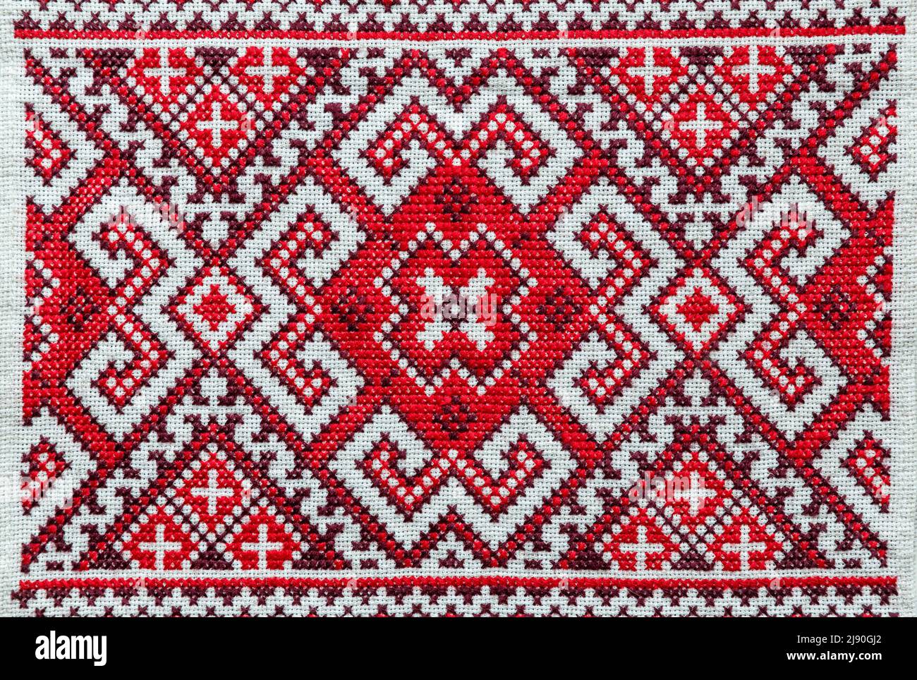 Tradizionale ricamo ucraino su rushnyk ucraino, in tela di lino. Concetto di cultura Ucraina Foto Stock