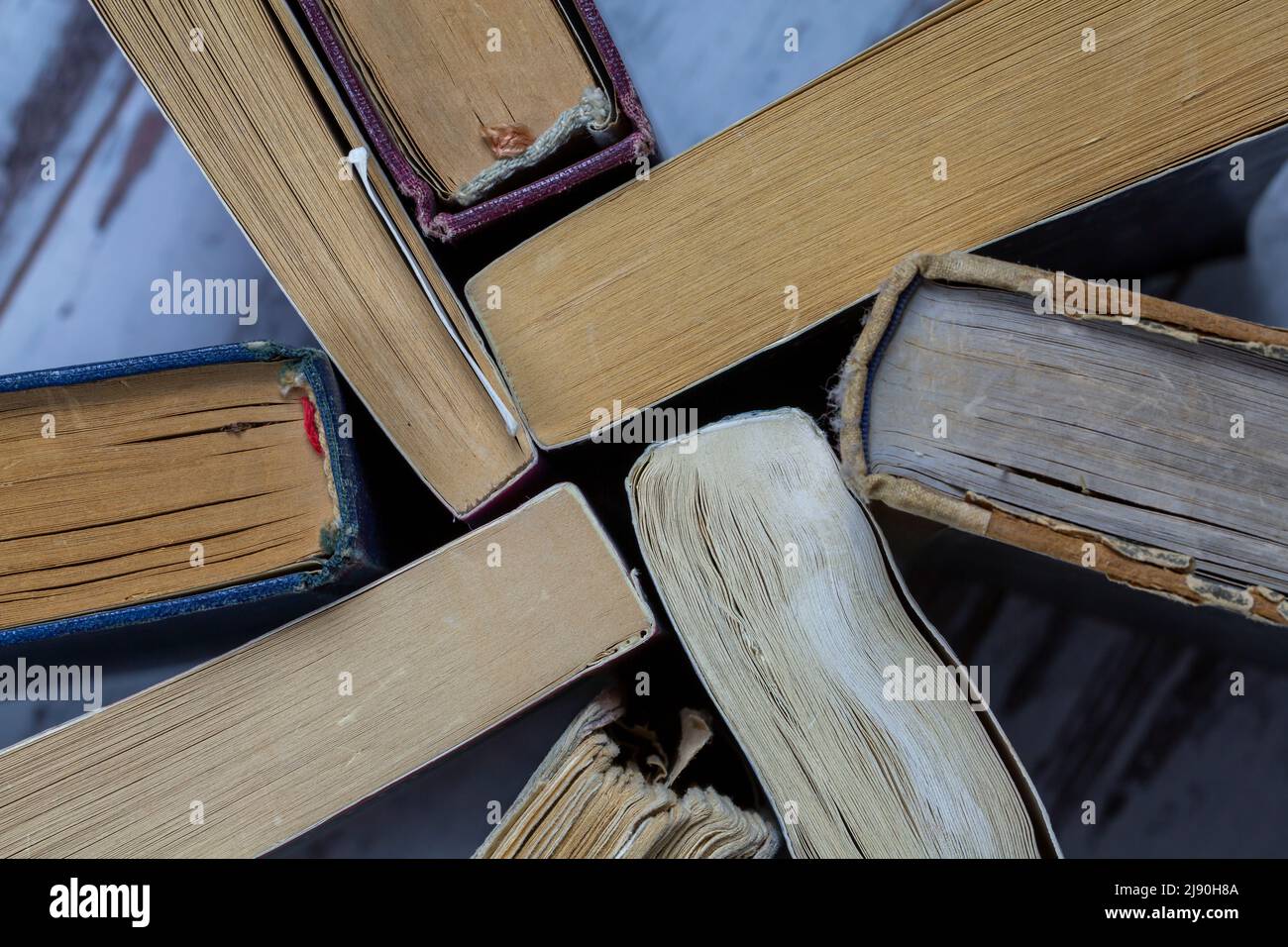 Molti vecchi libri che formano una texture Foto Stock