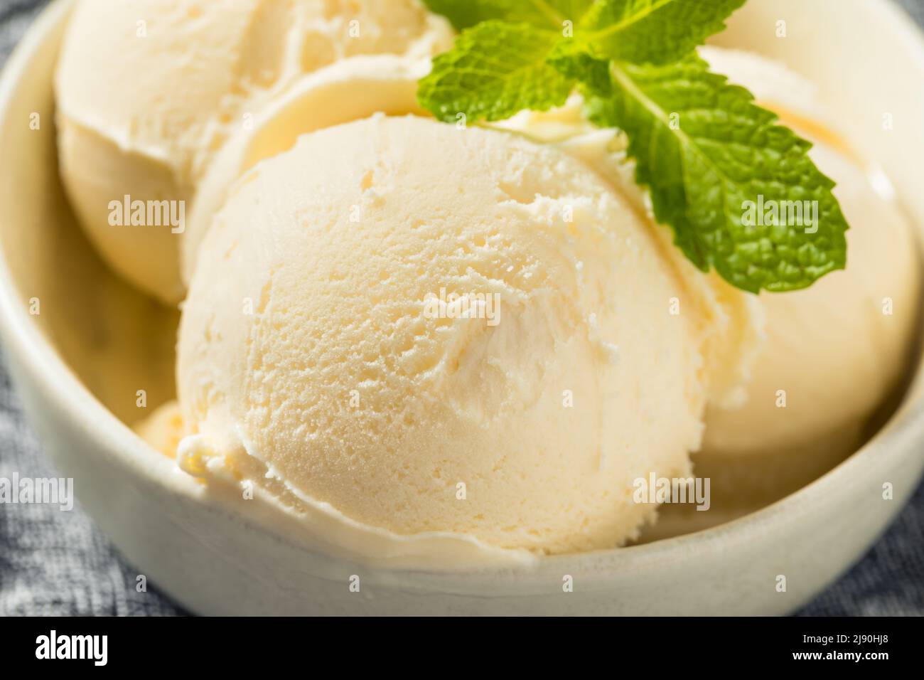 Gelato alla vaniglia surgelato fatto in casa pronto da mangiare Foto Stock