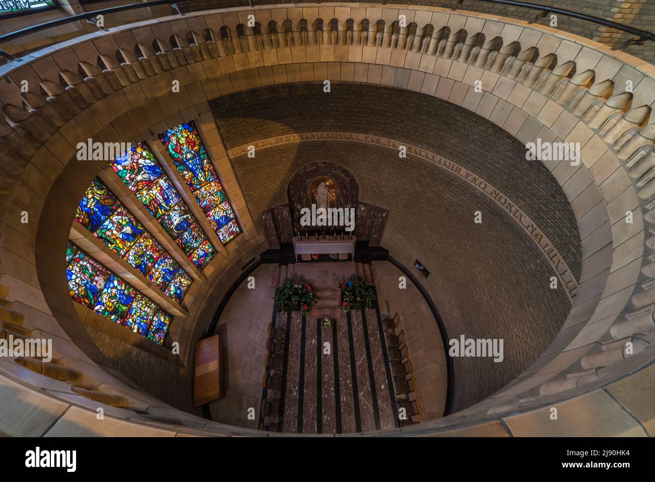 Koekelberg, Brussels Capital Region, Belgium - 10 30 2019 Art deco design d'interni di forma rotonda la Basilica Cattolica del Sacro cuore, ultralarga Foto Stock