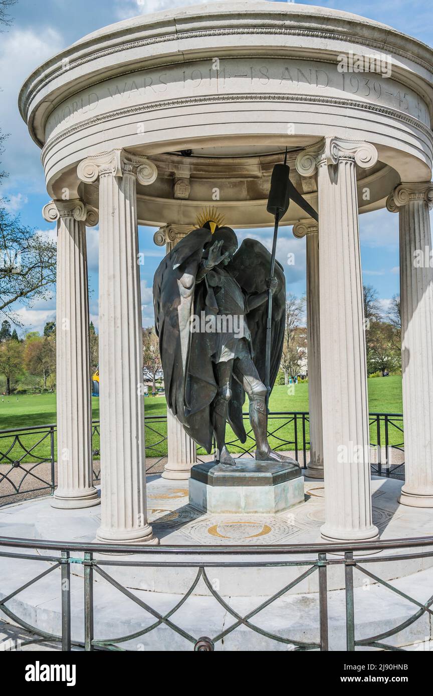 L'immagine è del St Michael Archangel War Memorial nei giardini ricreativi noti come la cava nel centro della città di Shrewsbury Foto Stock