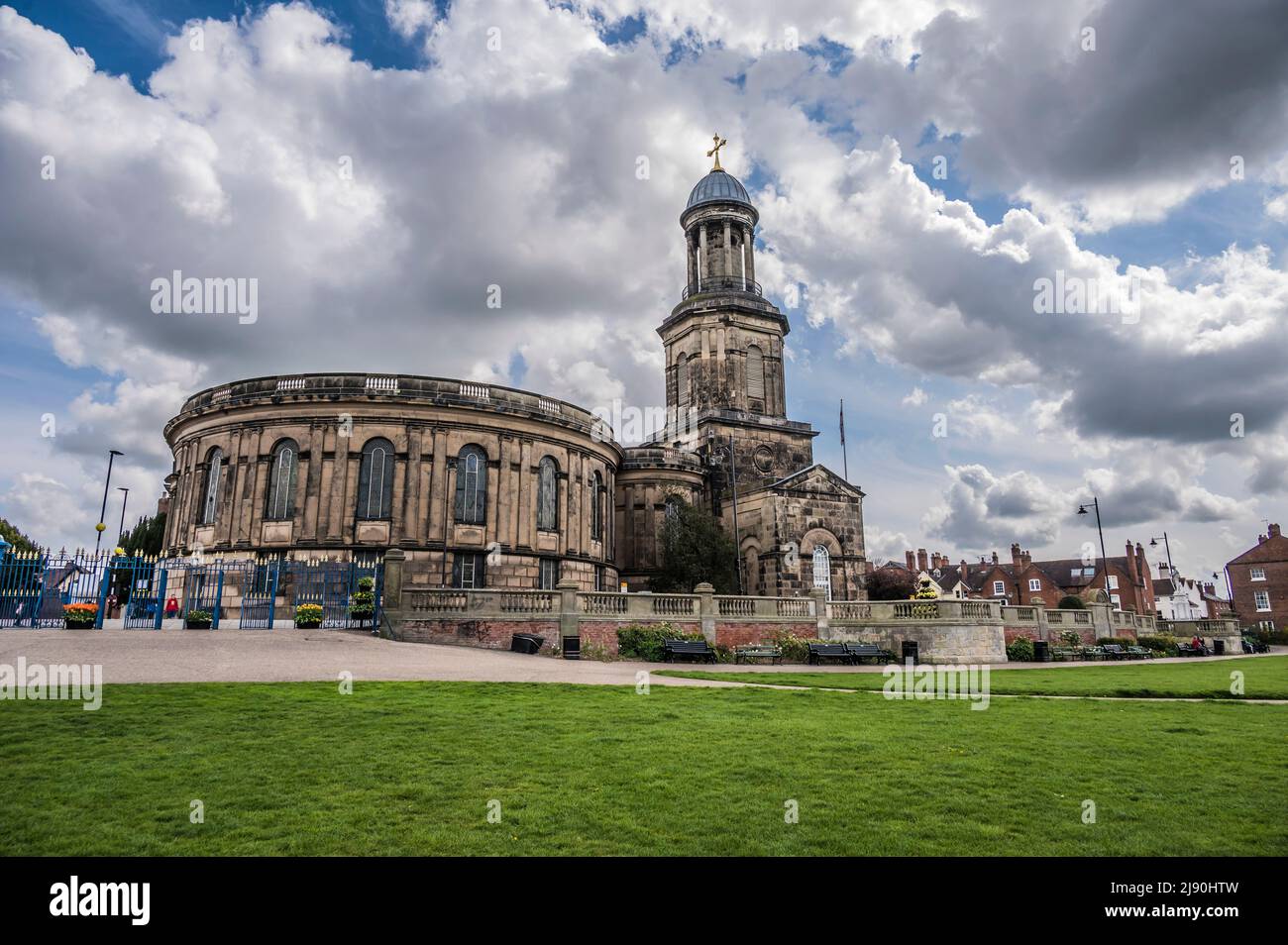 L'immagine è della chiesa di St Chads del 18th secolo che si affaccia sui parchi di Quarry e sui giardini ricreativi di Shrewsbury. Foto Stock