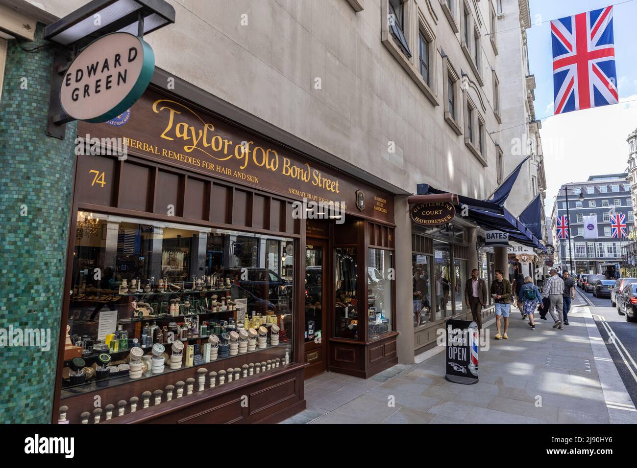 Jermyn Street, sede dei migliori sartors da uomo di Londra, produttori di magliette, fornitori di articoli in pelle, nella zona di St James di Westminster, Londra, Regno Unito Foto Stock