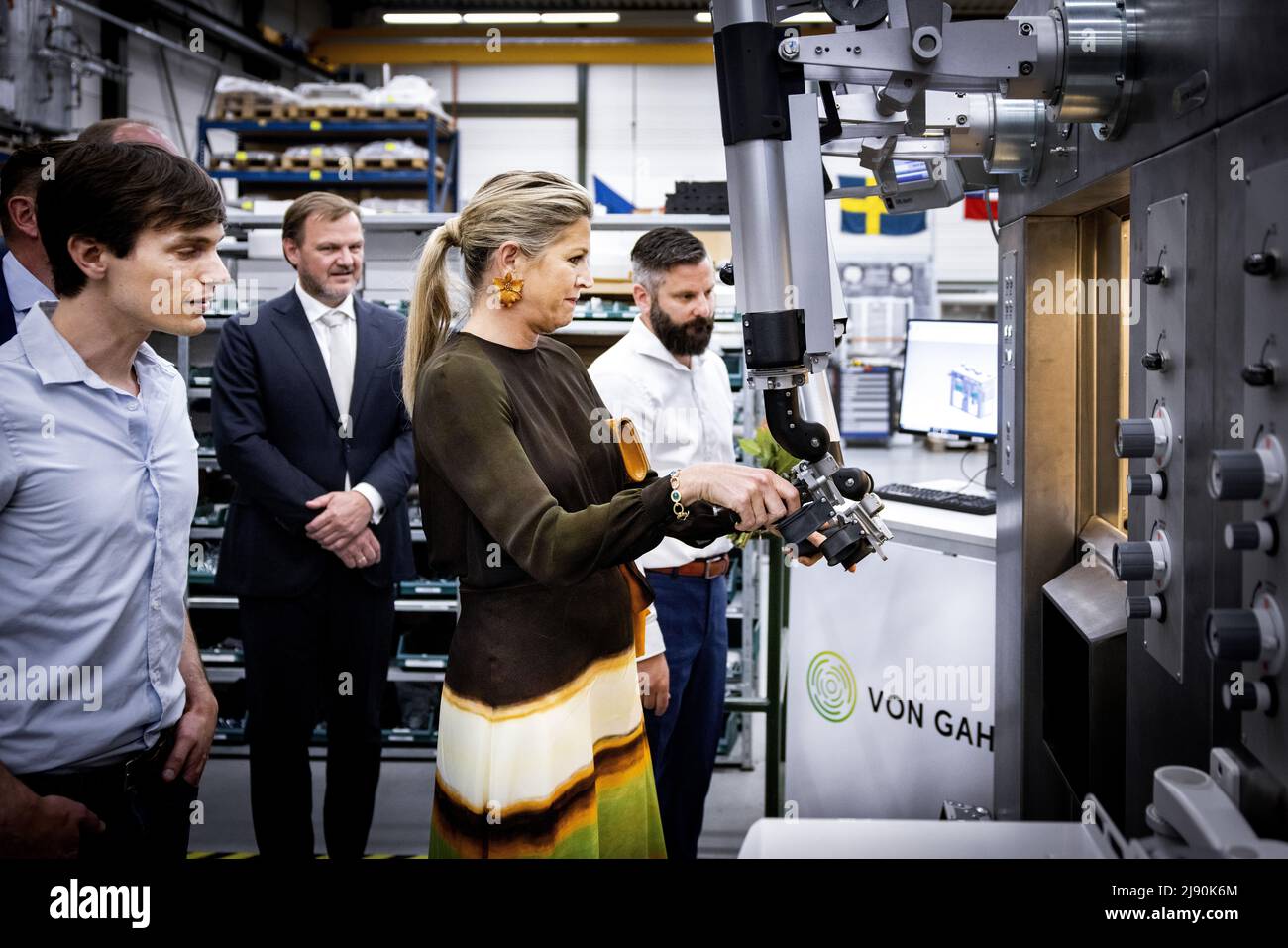 2022-05-19 14:49:45 ZEVENAAR - Regina Maxima durante una visita di lavoro a von Gahlen. L'azienda a conduzione familiare progetta e sviluppa attrezzature da laboratorio per la produzione di medicinali nucleari ed è vincitrice del Premio Koning Willem i nella categoria PMI. ANP RAMON VAN FLYMEN olanda OUT - belgio OUT Foto Stock