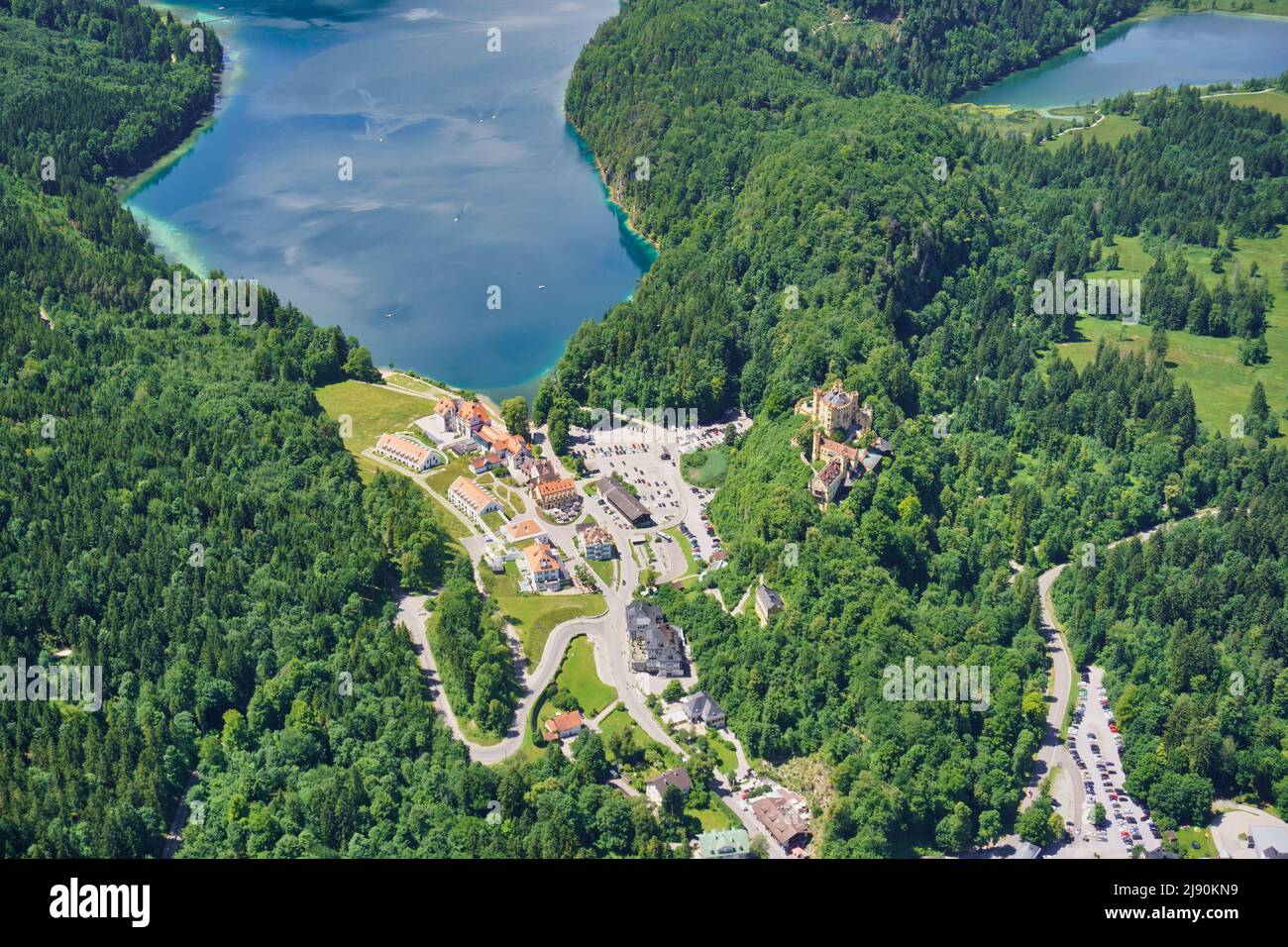 Veduta aerea di Hohenschwangau e del lago Alpsee in Baviera, Germania. Foto Stock