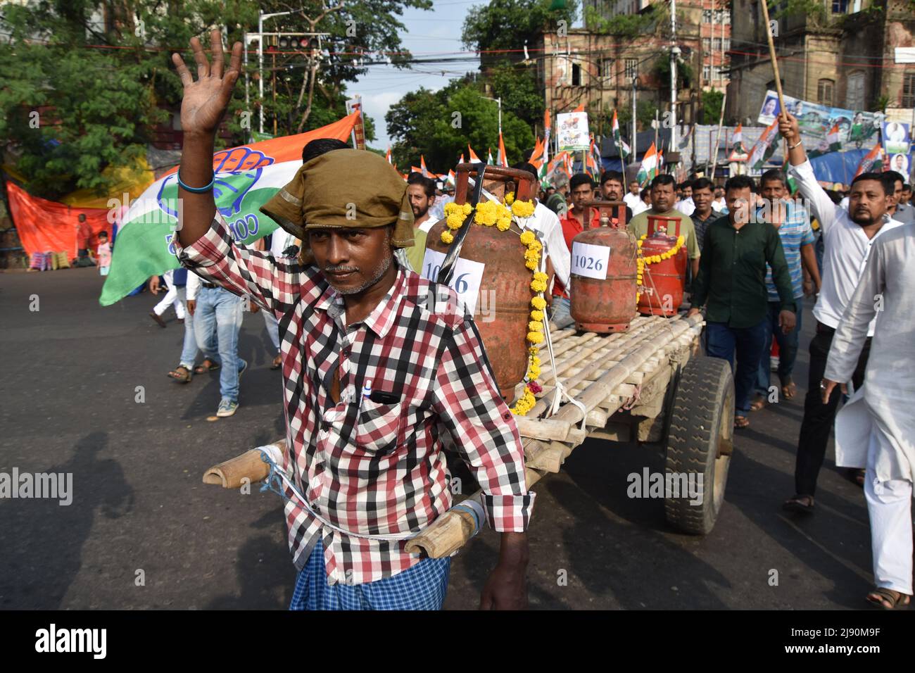 Kolkata, India. 19th maggio 2022. Gli attivisti del West Bengala Pradesh Congress Committee (WBPCC) trasportano bombole di gas da cucina su un carrello per protestare contro il recente eccessivo aumento dei prezzi di benzina, diesel, gas da cucina e prodotti essenziali giornalieri. Credit: Pacific Press Media Production Corp./Alamy Live News Foto Stock