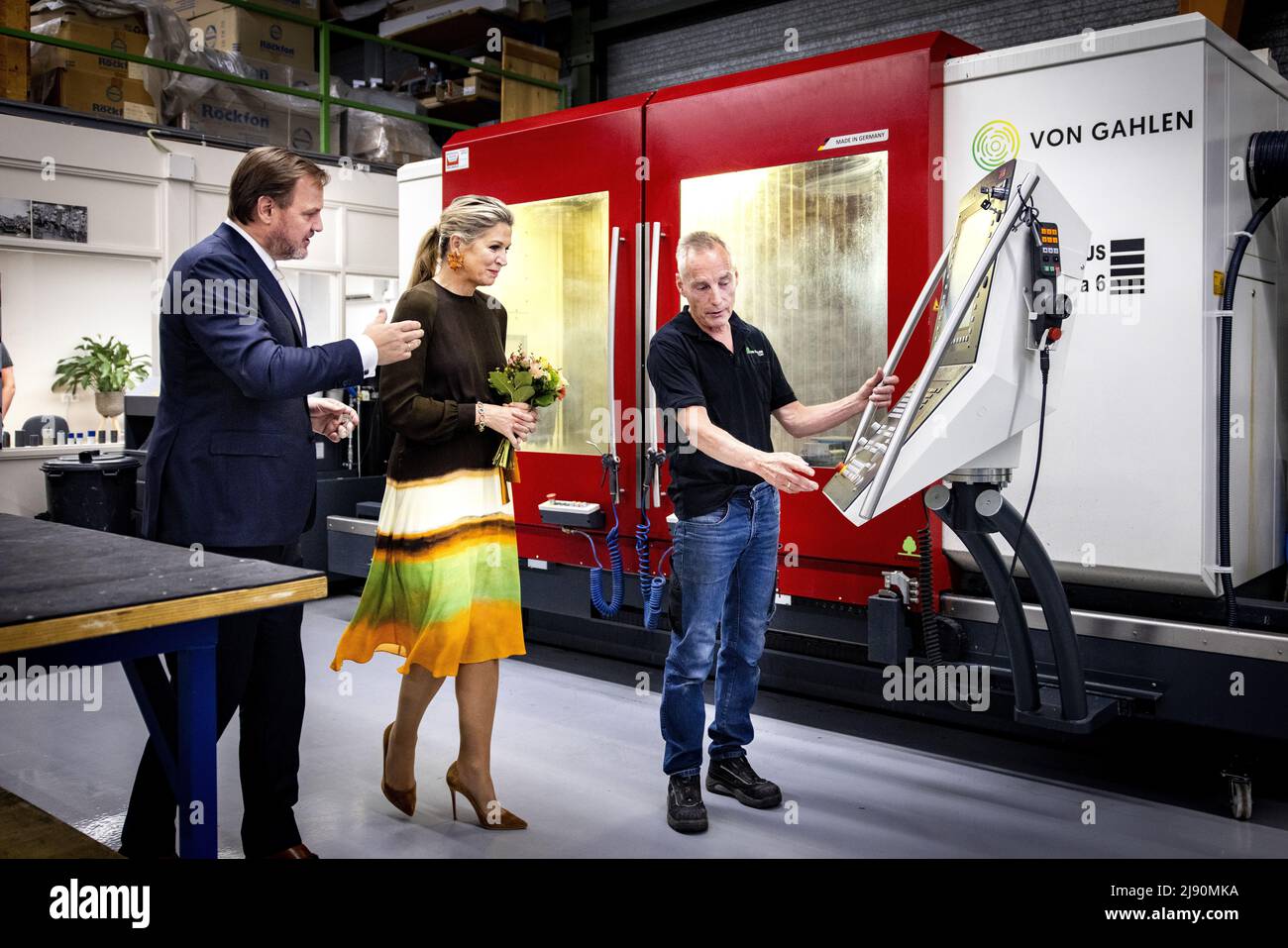 2022-05-19 14:39:46 ZEVENAAR - Regina Maxima durante una visita di lavoro a von Gahlen. L'azienda a conduzione familiare progetta e sviluppa attrezzature da laboratorio per la produzione di medicinali nucleari ed è vincitrice del Premio Koning Willem i nella categoria PMI. ANP RAMON VAN FLYMEN olanda OUT - belgio OUT Foto Stock