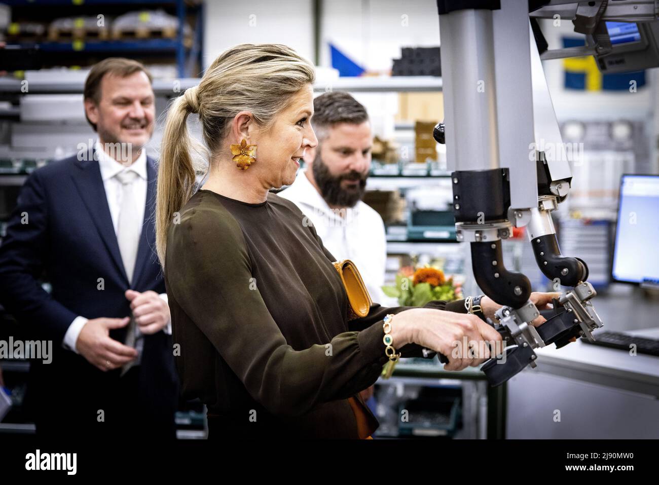 2022-05-19 14:49:55 ZEVENAAR - Regina Maxima durante una visita di lavoro a von Gahlen. L'azienda a conduzione familiare progetta e sviluppa attrezzature da laboratorio per la produzione di medicinali nucleari ed è vincitrice del Premio Koning Willem i nella categoria PMI. ANP RAMON VAN FLYMEN olanda OUT - belgio OUT Foto Stock