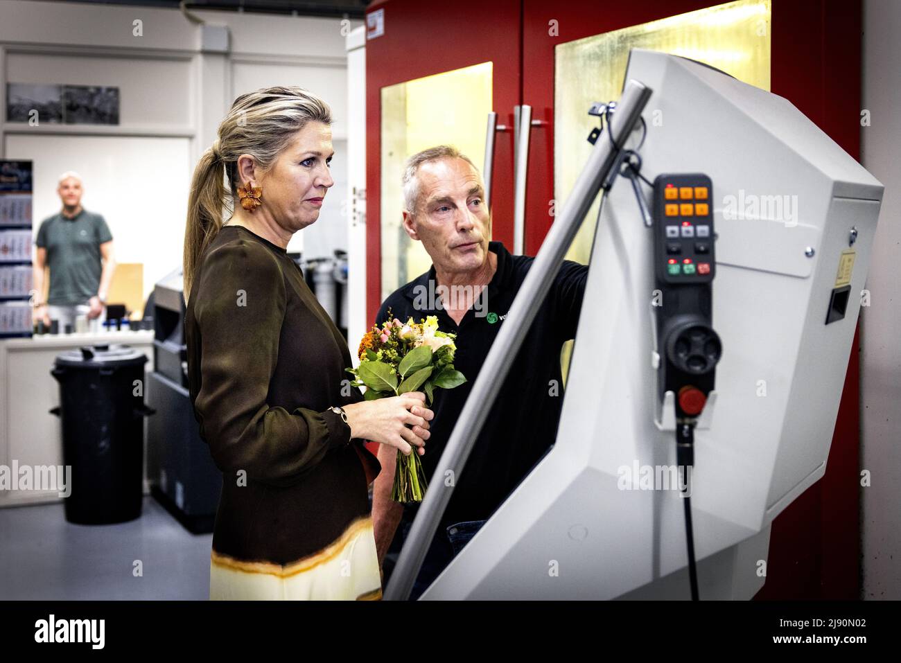 2022-05-19 14:40:12 ZEVENAAR - Regina Maxima durante una visita di lavoro a von Gahlen. L'azienda a conduzione familiare progetta e sviluppa attrezzature da laboratorio per la produzione di medicinali nucleari ed è vincitrice del Premio Koning Willem i nella categoria PMI. ANP RAMON VAN FLYMEN olanda OUT - belgio OUT Foto Stock