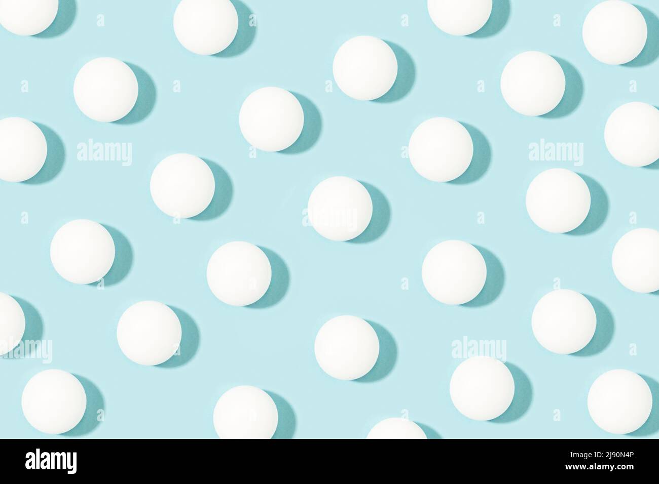 Palline da ping pong bianche su sfondo blu chiaro Foto Stock