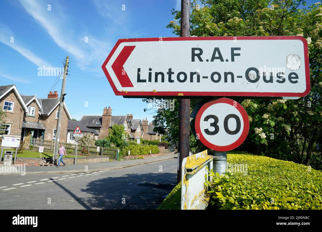 Un cartello per l'ex base RAF a Linton-on-Ouse Village Hall, North Yorkshire, i membri del consiglio parrocchiale si riuniscono per discutere di un centro per i richiedenti asilo proposto dall'ufficio domestico presso una vicina ex base RAF. Data immagine: Giovedì 19 maggio 2022. Foto Stock