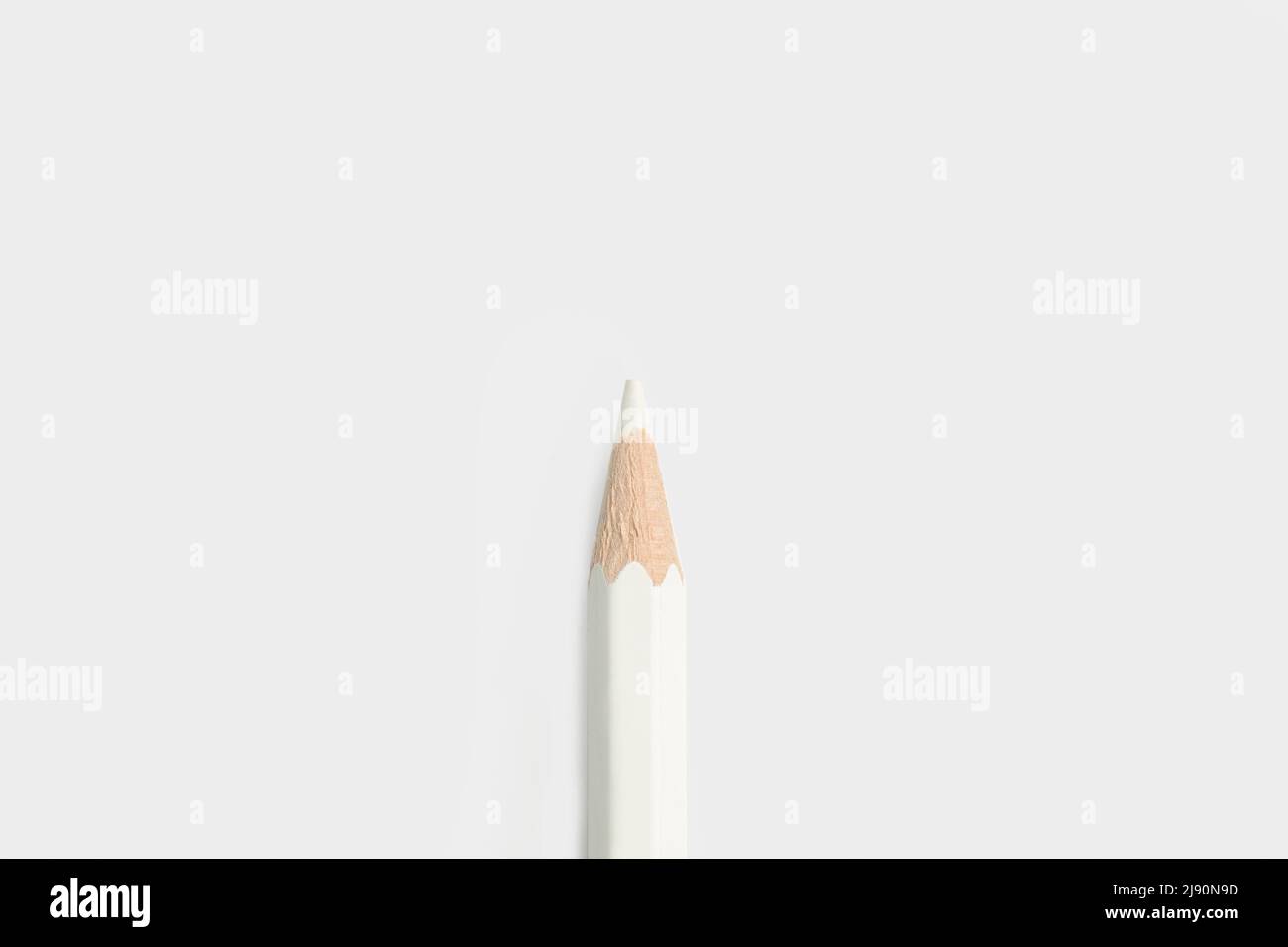 Matita bianca su sfondo grigio con spazio di copia Foto Stock