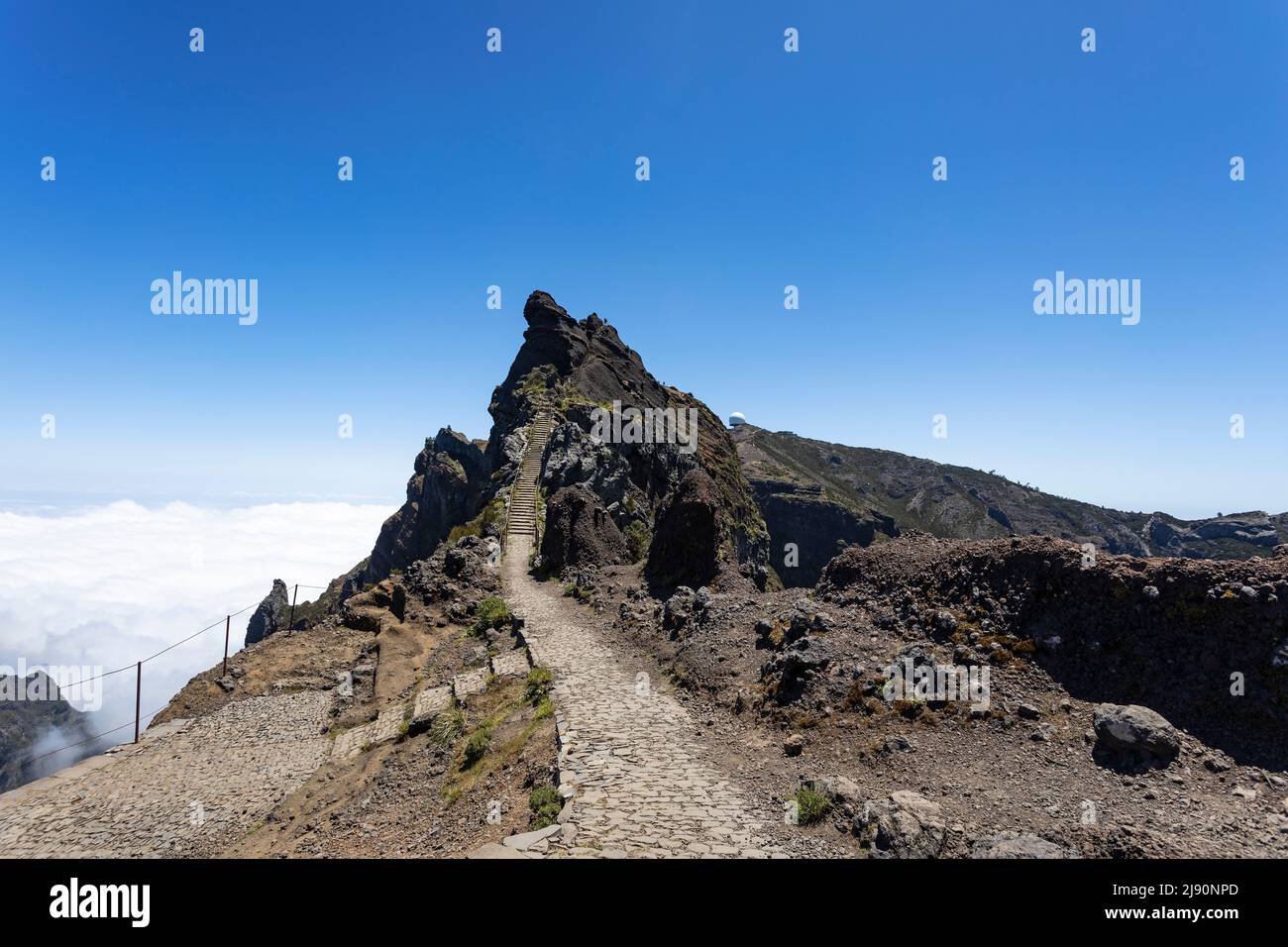 Il bellissimo sentiero escursionistico da Pico do Arieiro a Pico Ruivo nell'isola di Madeira, Portogallo. Foto Stock