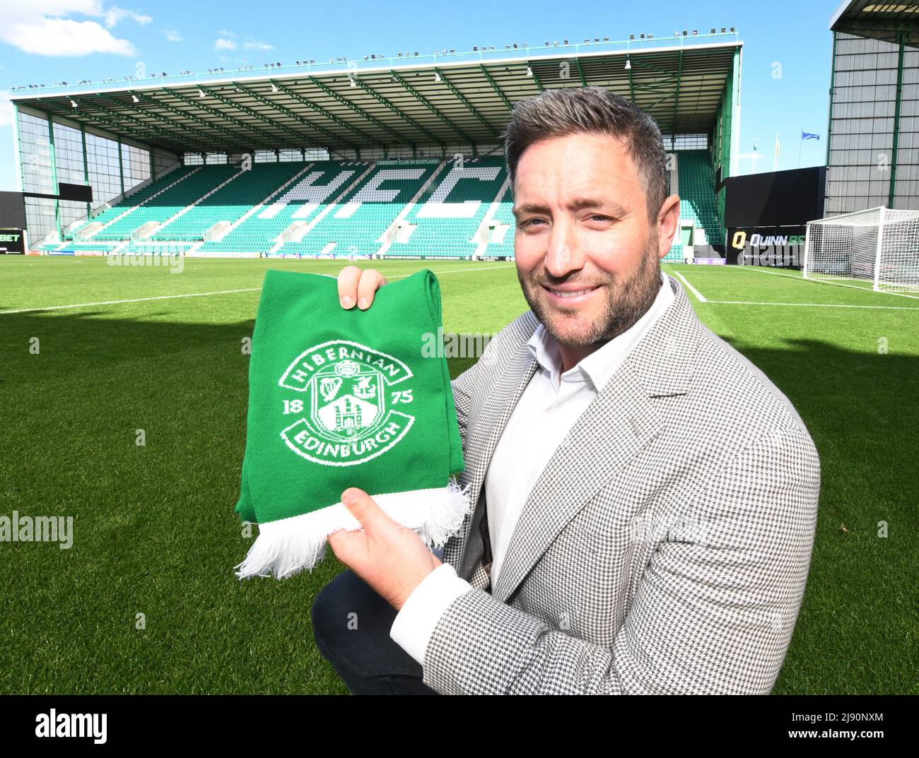 Easter Road Stadium, Edinburgh.Scotland UK.19th May 22 Hibernian Photo call for new Manager Lee Johnson on the pitch at Easter Road. Credit: eric mccowat/Alamy Live News Foto Stock