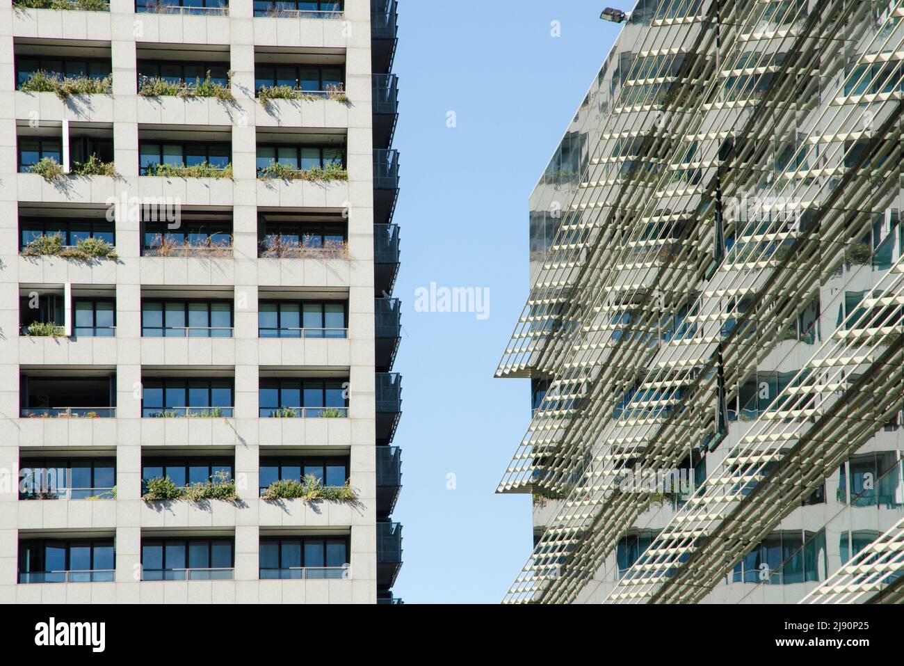 Edifici moderni in vetro, cemento e acciaio. Uffici e appartamenti in un quartiere degli affari Foto Stock