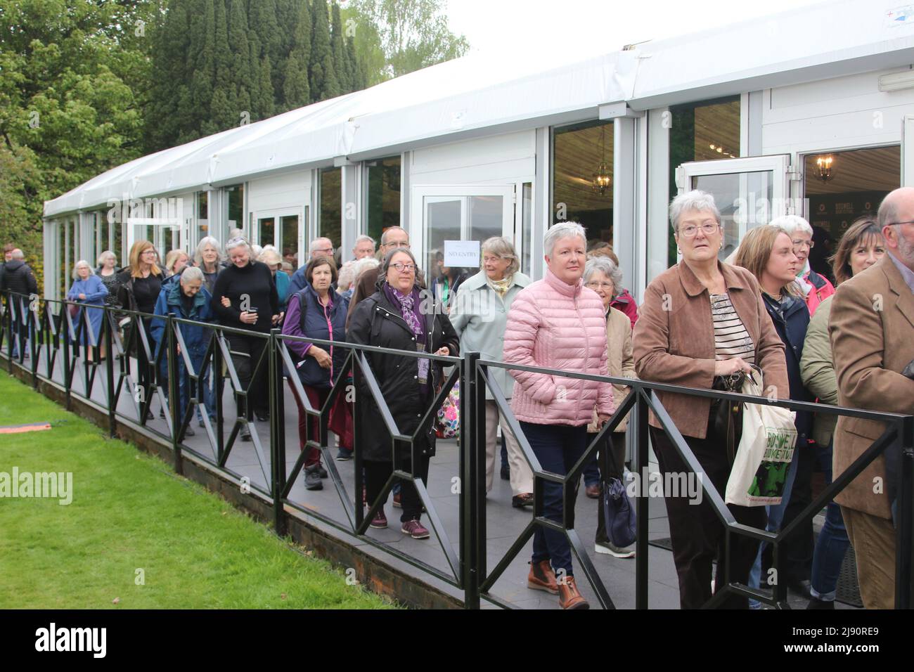 Dumfries House, East Ayrshire, Scozia, Regno Unito. Maggio 2022. Il Festival annuale del libro di Boswell è unico in quanto è l'unico Festival del libro che si occupa in modo eccellente di memorie e biografie. La gente lascia il padiglione dopo aver ascoltato gli autori Foto Stock