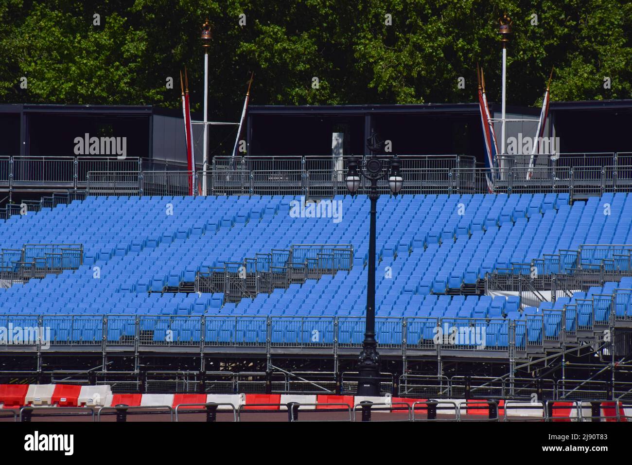 Londra, Regno Unito. 19th maggio 2022. Proseguono i preparativi intorno a Buckingham Palace per il Giubileo del platino della Regina, che segna il 70th° anniversario dell'adesione della Regina al trono. Il 2nd-5th giugno si svolgerà uno speciale weekend Platinum Jubilee esteso. Credit: Vuk Valcic/Alamy Live News Foto Stock