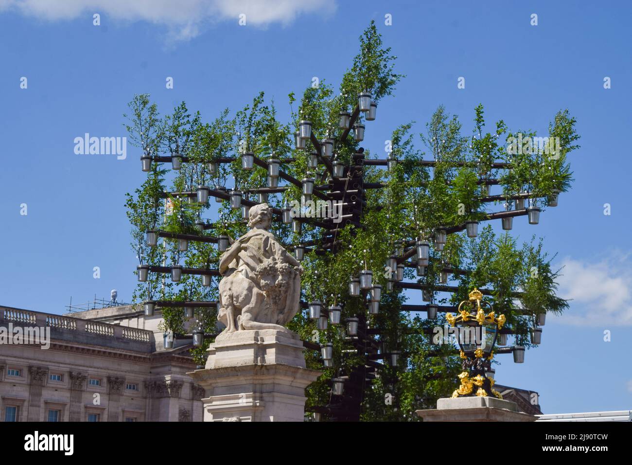 Londra, Regno Unito. 19th maggio 2022. Scultura "albero di alberi" di Thomas Heatherwick. Proseguono i preparativi intorno a Buckingham Palace per il Giubileo del platino della Regina, che segna il 70th° anniversario dell'adesione della Regina al trono. Il 2nd-5th giugno si svolgerà uno speciale weekend Platinum Jubilee esteso. Credit: Vuk Valcic/Alamy Live News Foto Stock