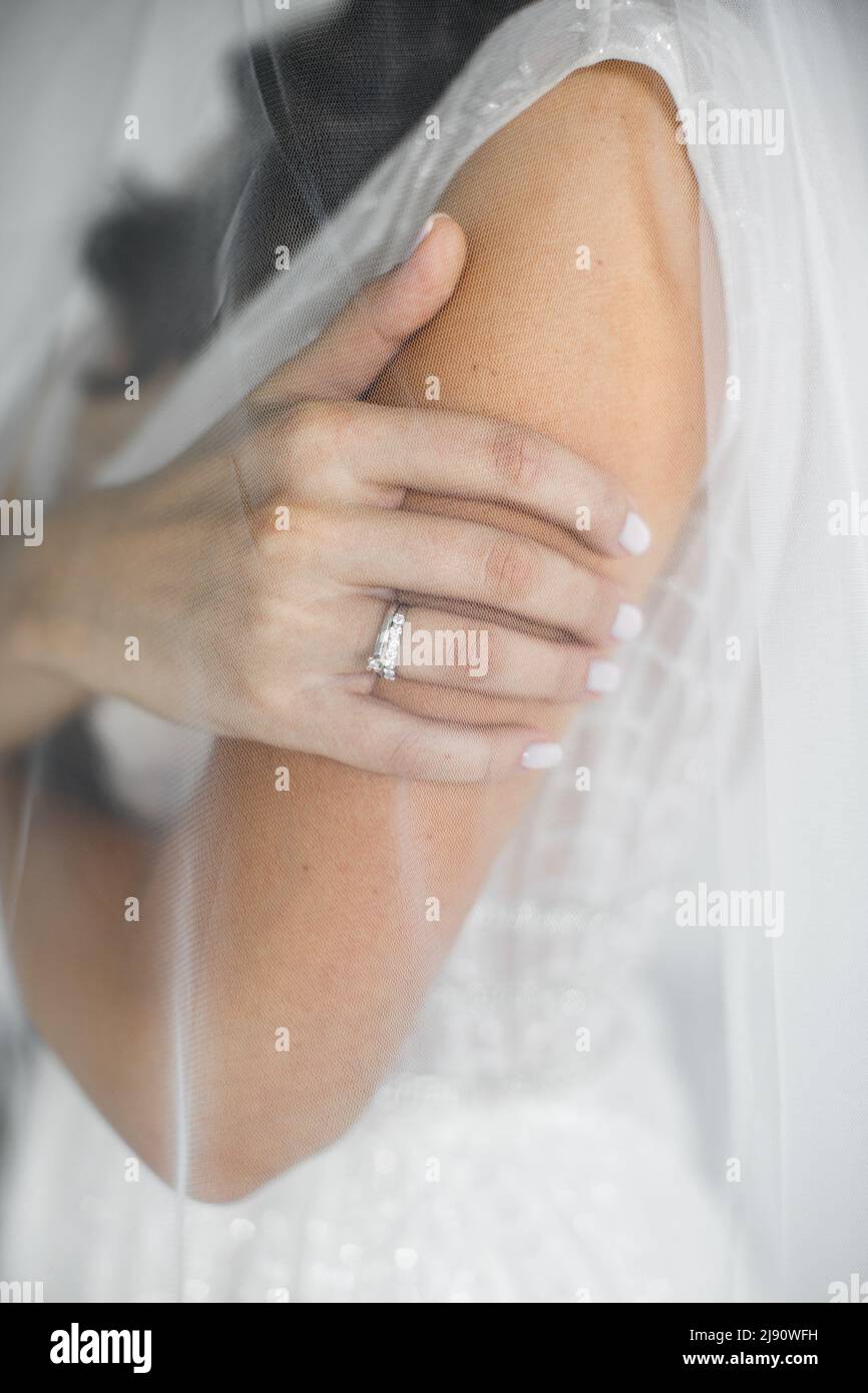 Anello di fidanzamento sulla sposa del dito. Giorno di nozze. Foto Stock