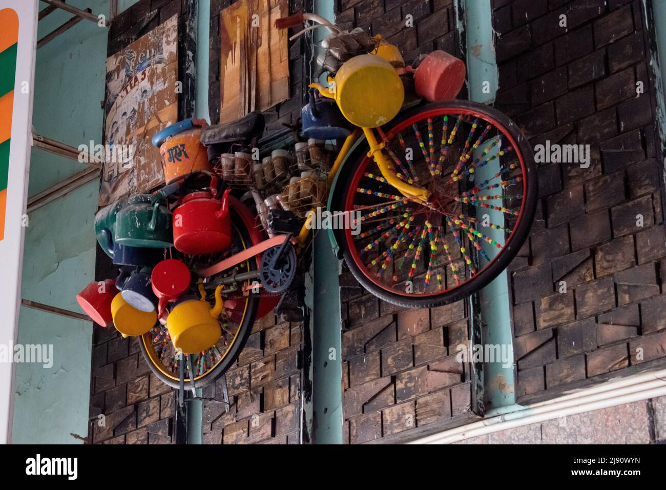 Mostra pezzo bicicletta è appeso al muro Foto Stock